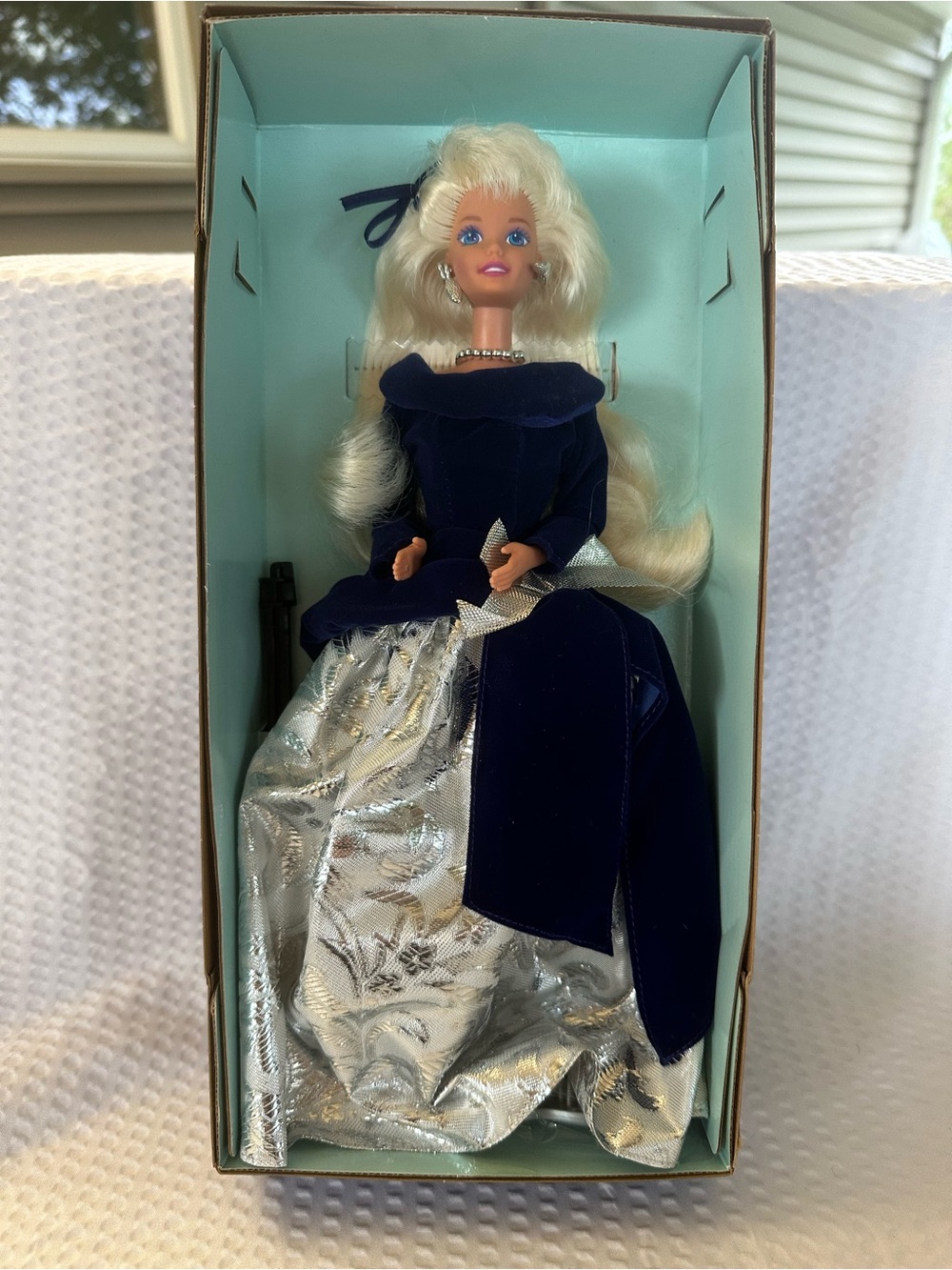 Vintage 1995 Winter Velvet Barbie Avon Exclusive NRFB Mattel 15571